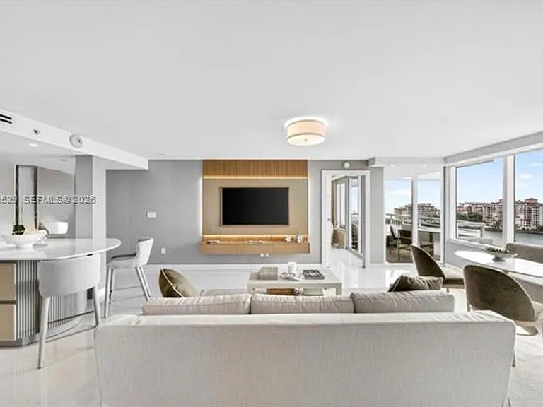 400 S Pointe Dr #1501 — Photo 1
