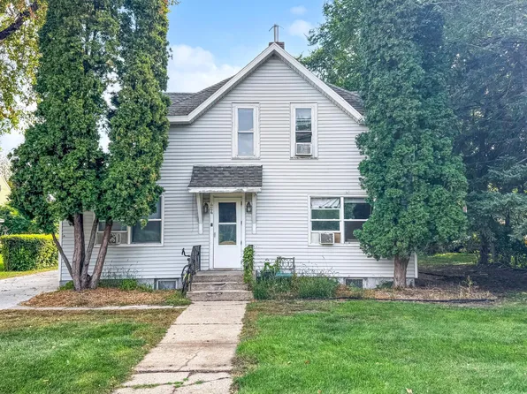424 4th St S, Moorhead, MN 56560