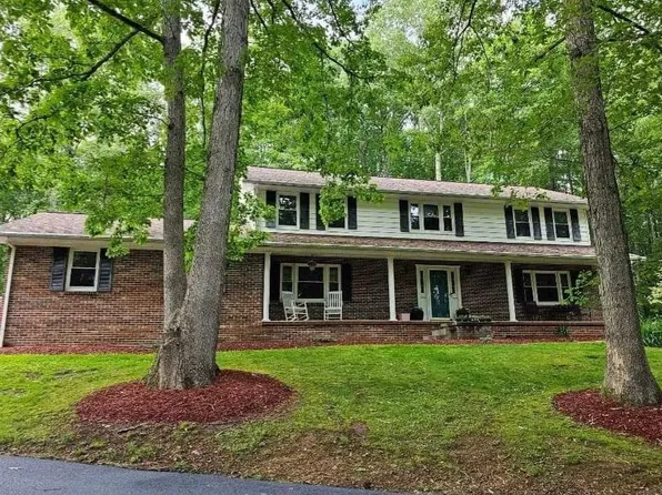 1820 Tiptop Rd, North Tazewell, VA 24630