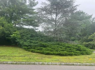 24 Wisteria Dr, Remsenburg, NY 11960