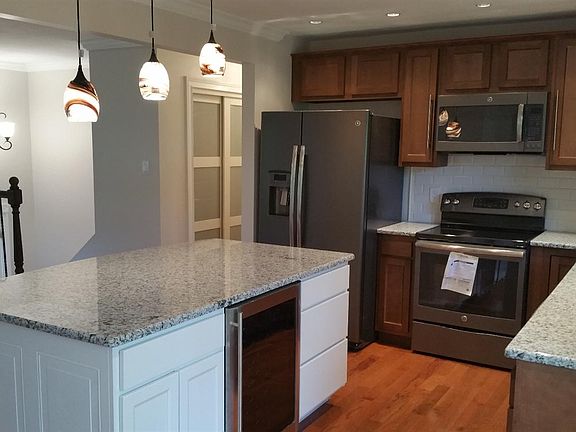 4th image of 408 Cedarvale Ct
