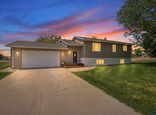 400 Sunrise Cir, Garretson, SD 57030