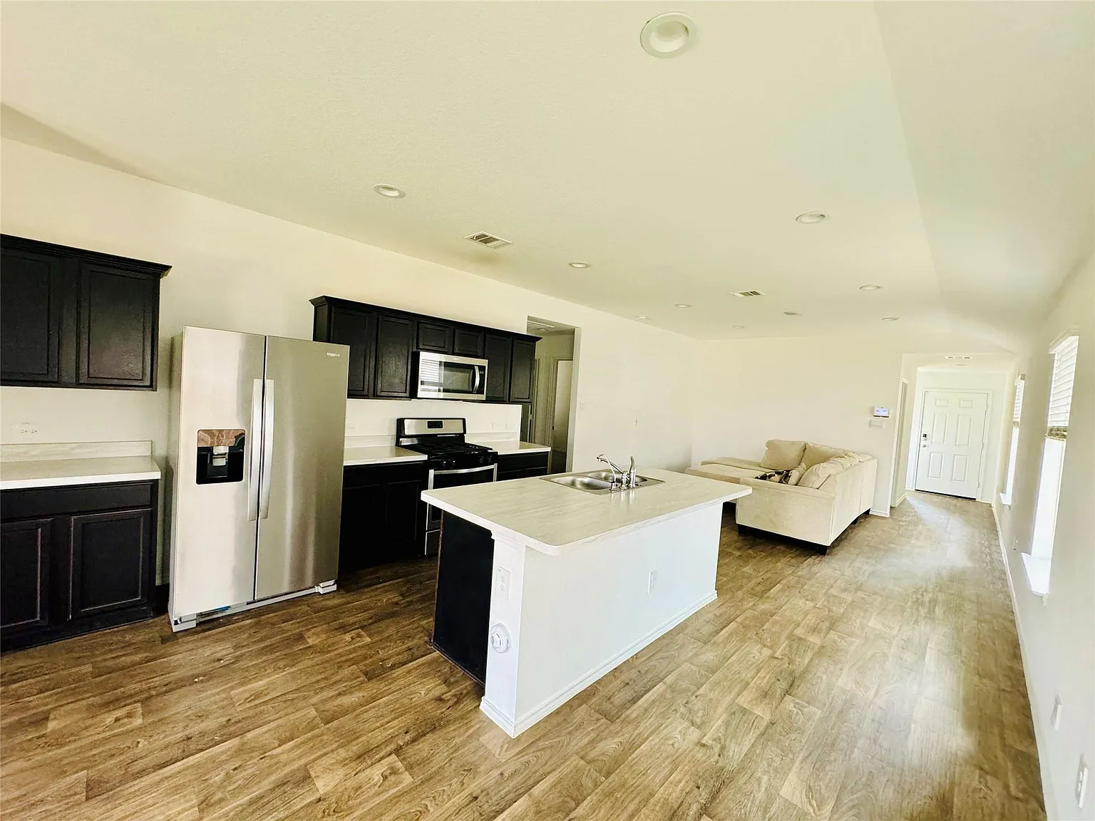3 bed, 2.0 bath, 1451 sqft, $1,650 — Photo 2