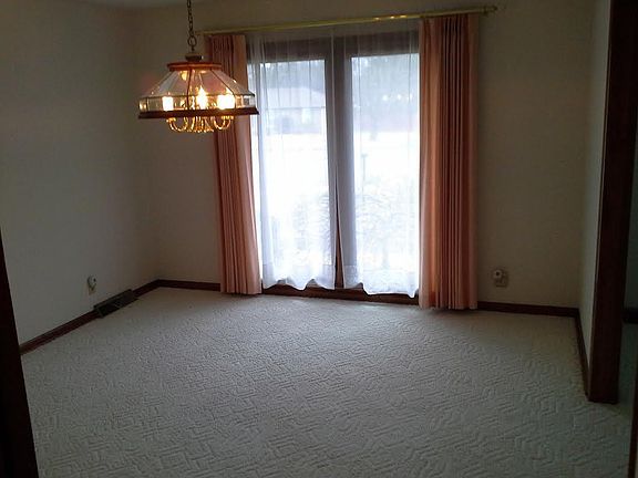 4th image of 222 E Northfield Blvd