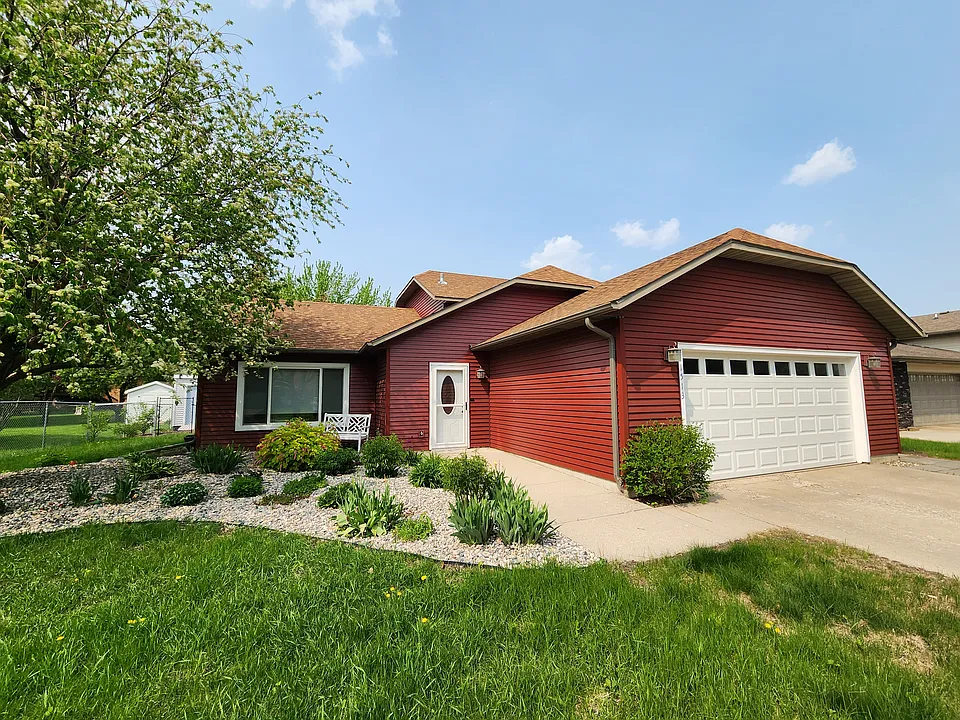 1513 38 1/2 Ave S