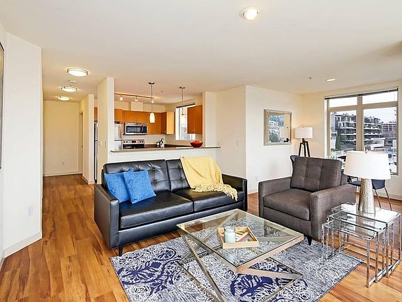 2nd image of 221 1st St #40meddysy
