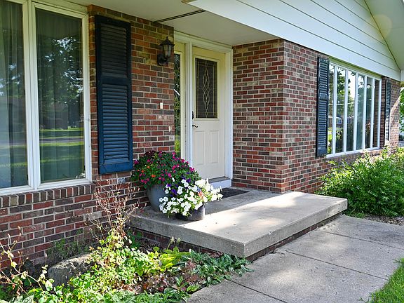 5th image of 405 E Main St