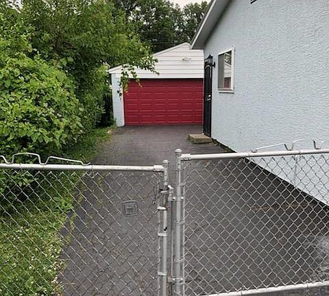 4th image of 1630 Brentnell Ave