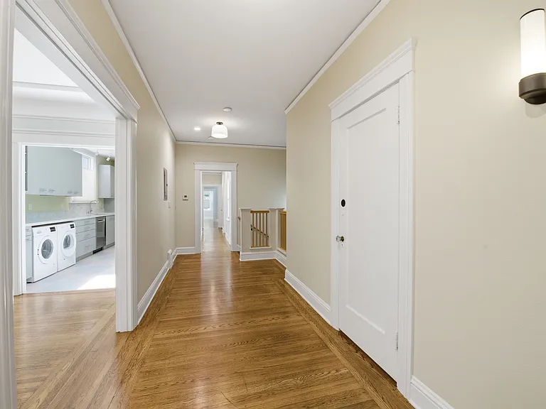 1141 Bay St — Photo 26