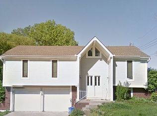 302 SW Ensley Ln, Lees Summit, MO 64081