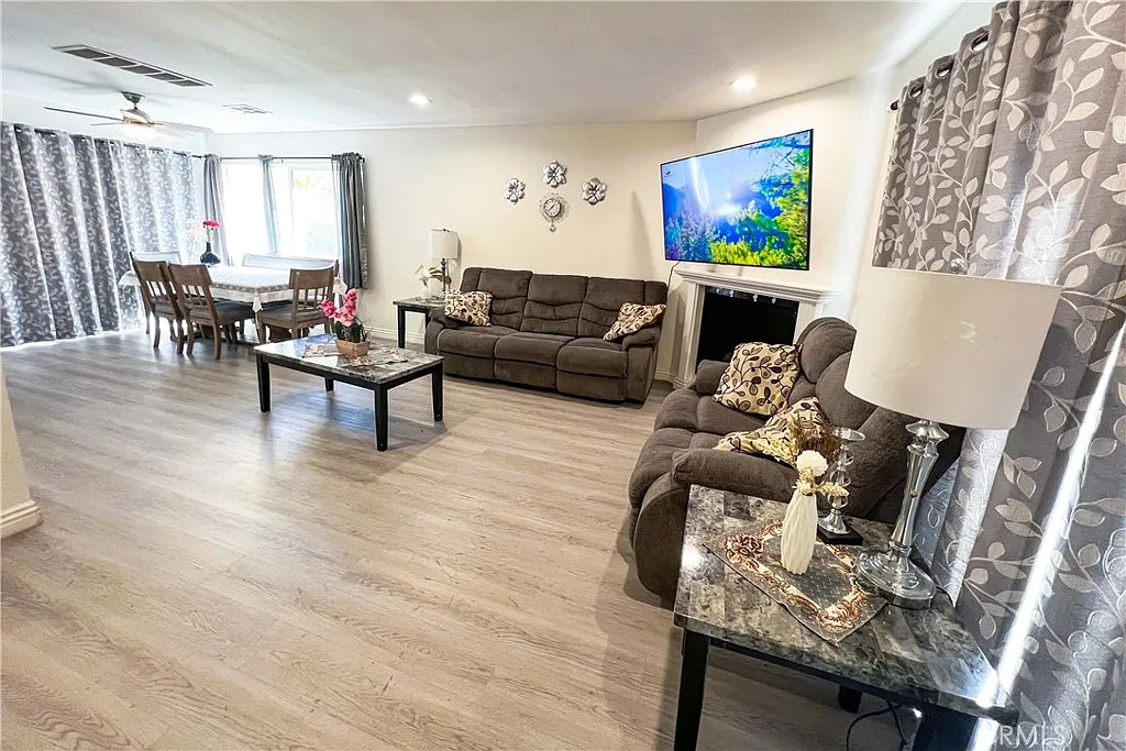 8633 Balboa Blvd Unit 13 photo 1