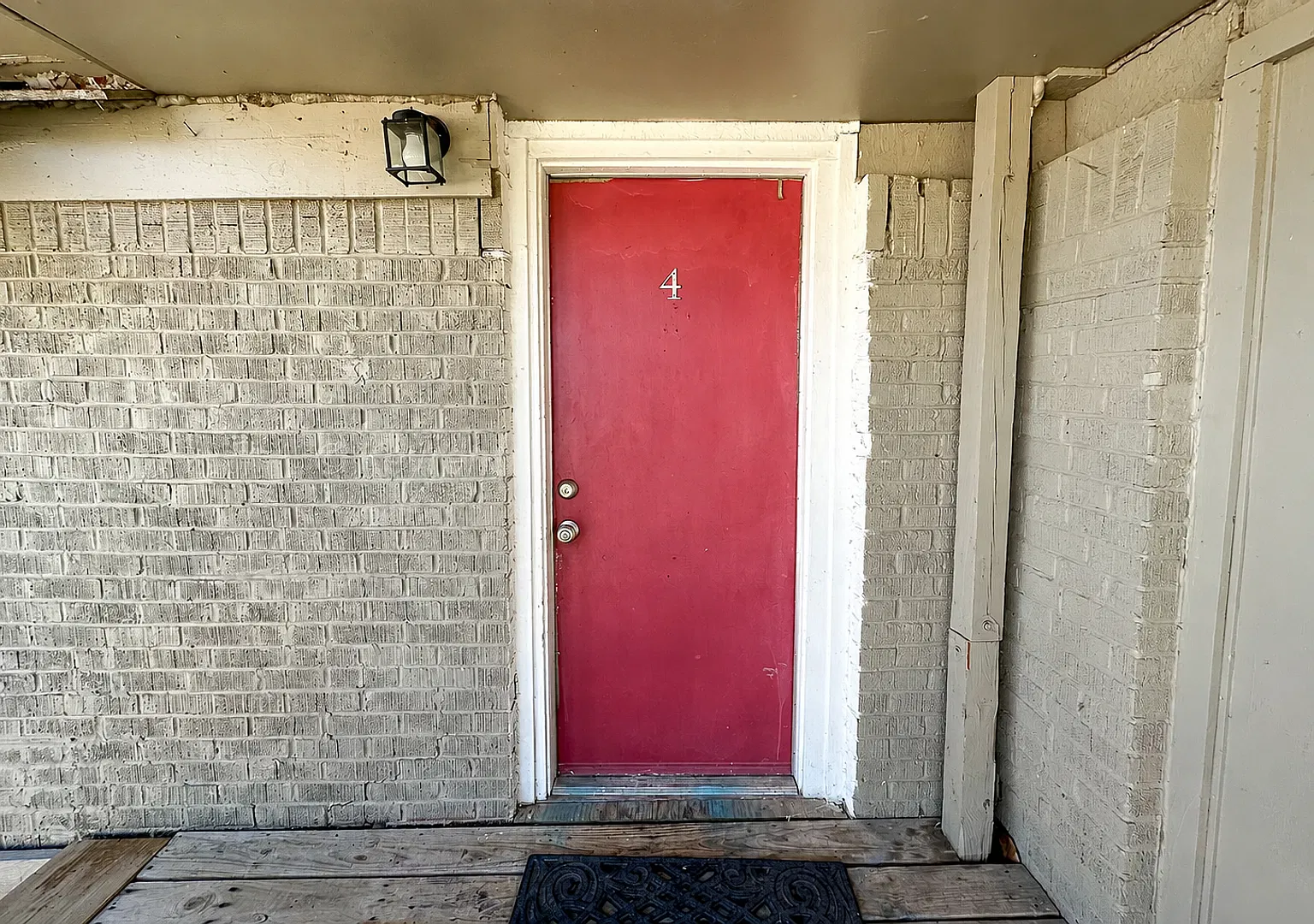 Charming 2-Bedroom Upstairs Backhouse Near the PaseoFree Laundry! — Photo 1