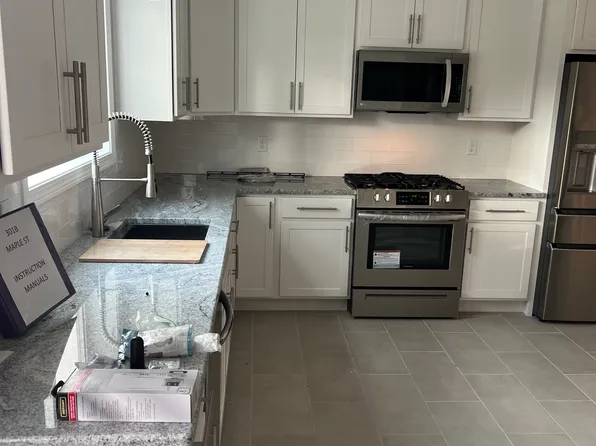 113 Maple St Unit B, Easthampton, MA 01027