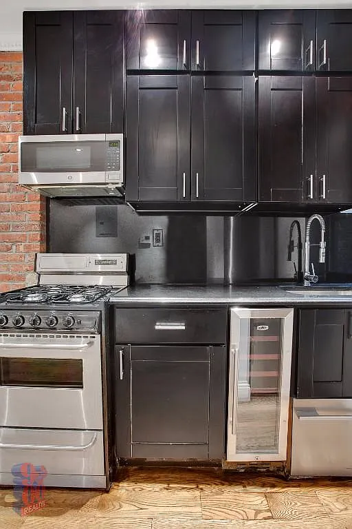 436 W 52nd St — Photo 2