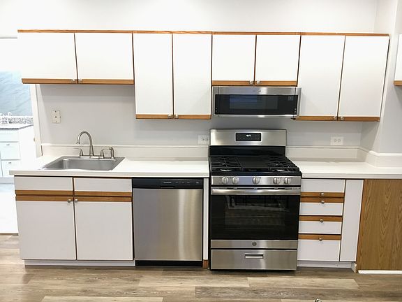 4th image of 2451 N Marshfield Ave