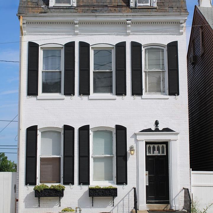 1st image of 983 E Philadelphia St Floor 1