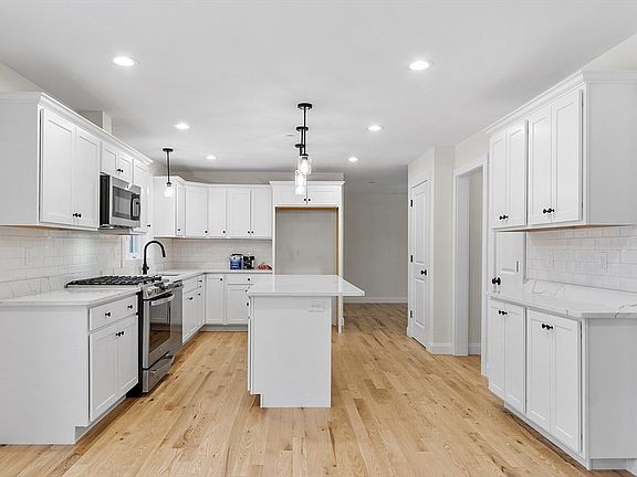 2nd image of 1093 Broadway