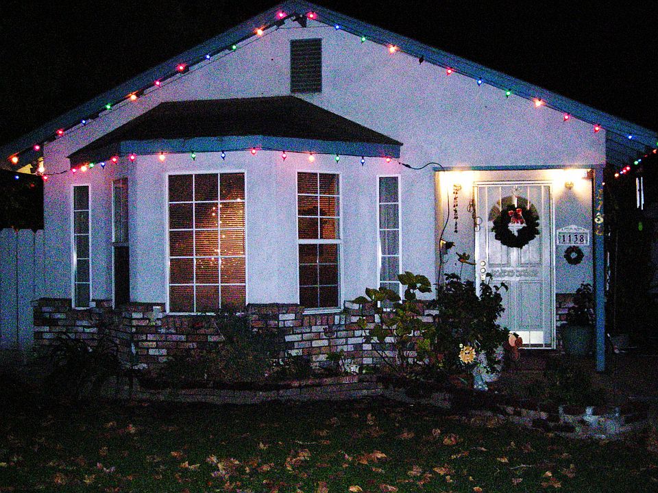 FRONT LIVING RM BAY WINDOW