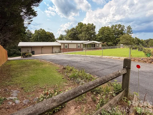 1898 Henry Smith St, Hickory, NC 28601