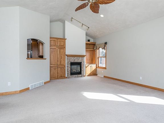 5th image of 435 N Pine Grove Ln