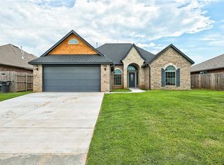 613 SW 6th St, Moore, OK 73160