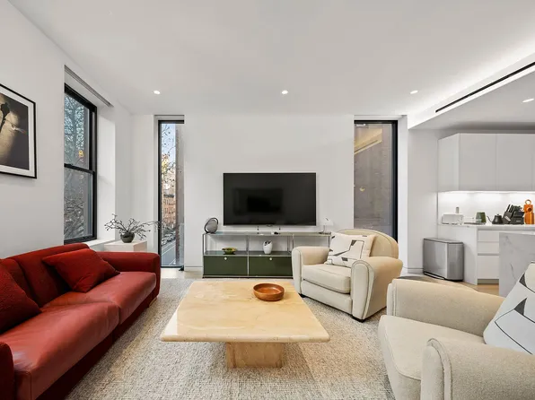 460 W 44th St #3, New York, NY 10036