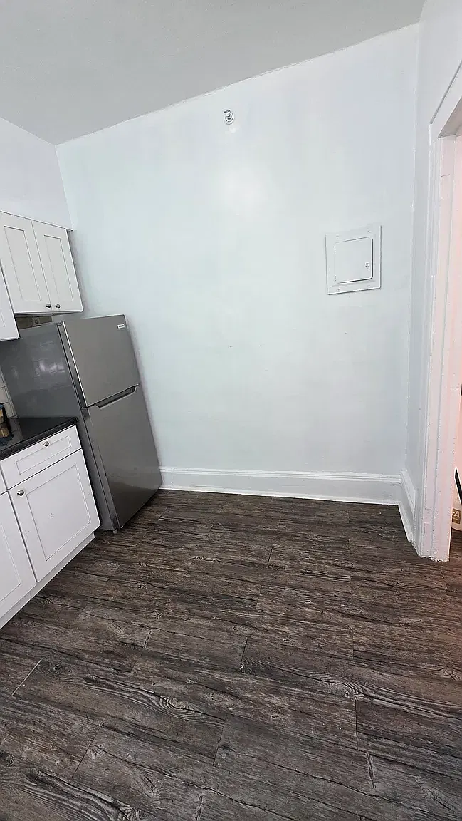 25-26 30th Avenue — Photo 3