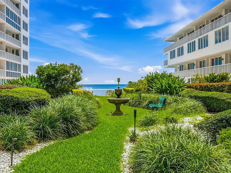 5401 Collins Ave #102 — Photo 38