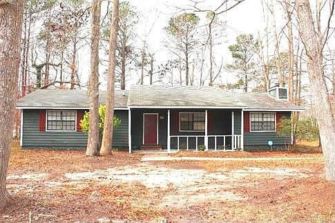 Front of home w/ large yard