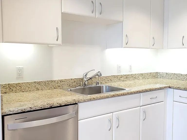 260 King St #673 — Photo 5
