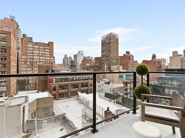 305 East 61st Street 704 image 3 of 11
