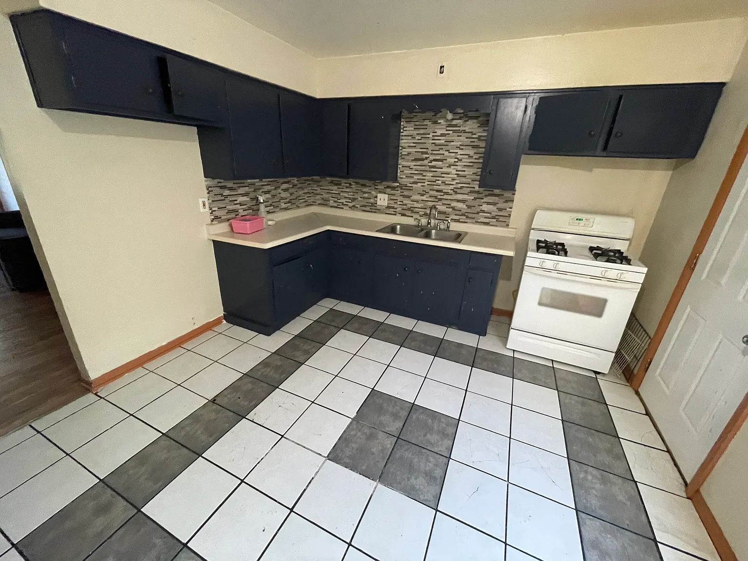 2 bed, 850 sqft, $955 — Photo 2