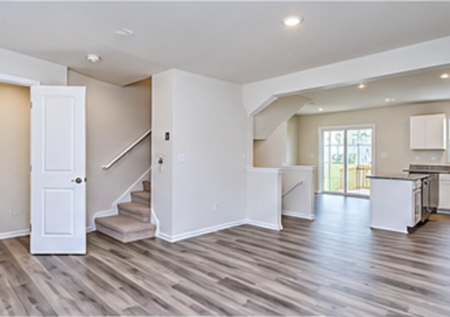 Modern Townhome with Attached Garage, Granite Kitchen & Private Deck — Photo 4