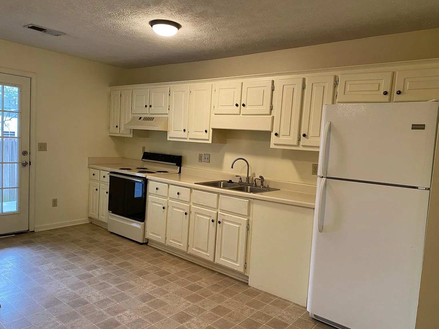 2 bed, 1008 sqft, $1,225 — Photo 2
