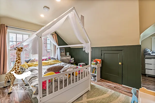 Sold by Daniel Gale Sotheby's International Realty | media 19