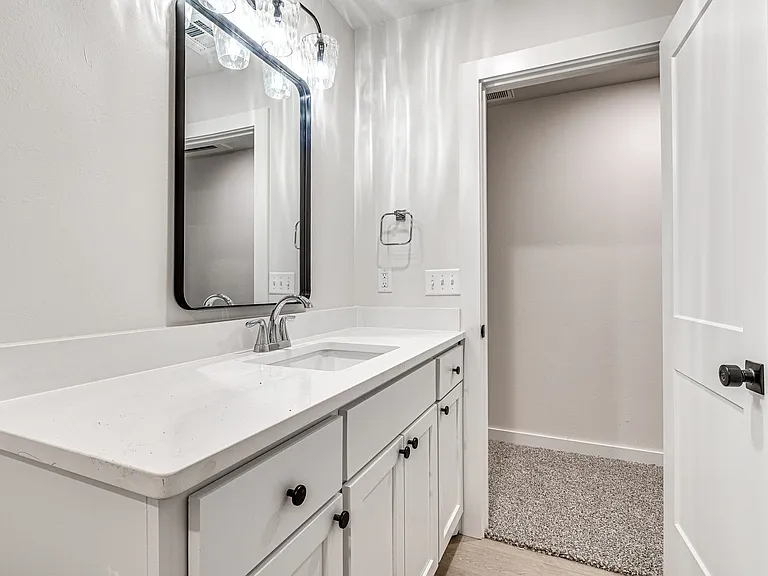 612 W 2nd St #100 — Photo 37