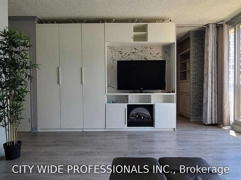33 Harbour Sq #2622