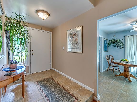 2nd image of 207 Thornhill Ct