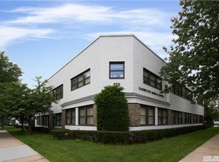 Carteret Pl, Garden City, NY 11530
