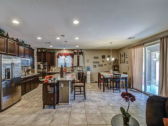 3rd image of 724 W Desert Glen Dr