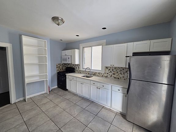 2nd image of 68 Sanford St Floor 1