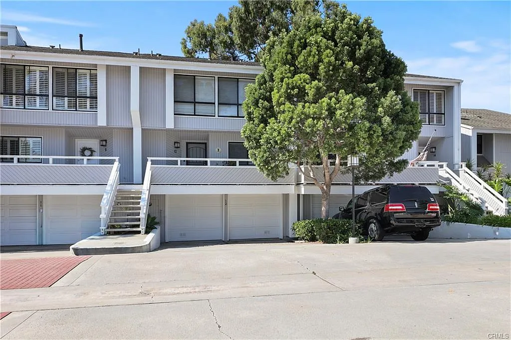 3 bed, 2.5 bath, 1647 sqft, $5,900 — Photo 4