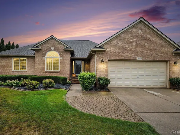 20577 Sherwood Dr, Macomb, MI 48044