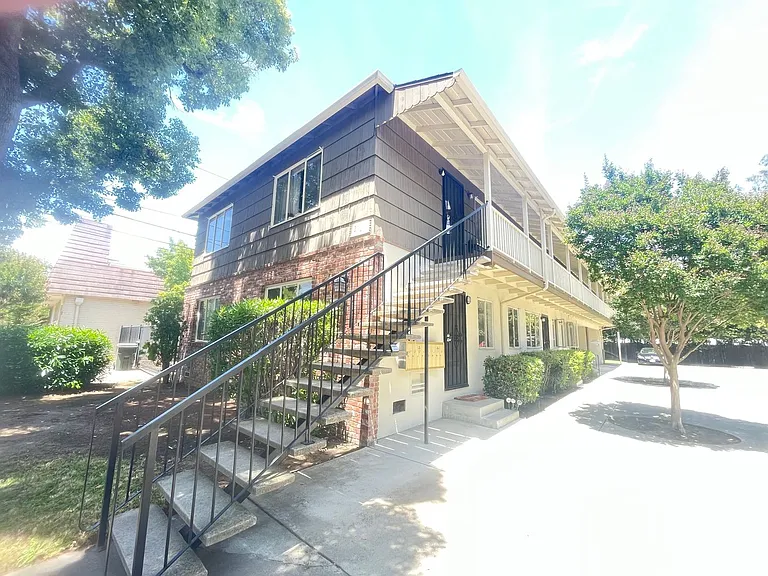 East Sacramento Charmer at 3349/3357 I Street — Photo 13