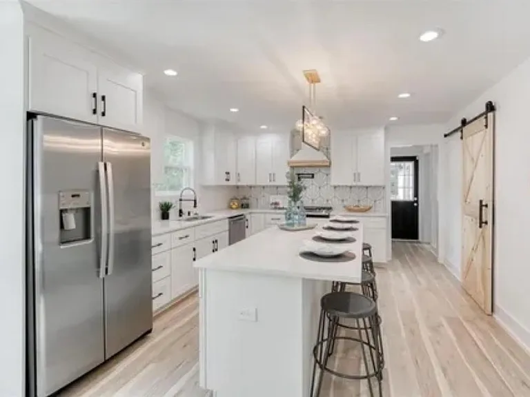2710 Loghaven Dr NW — Photo 2