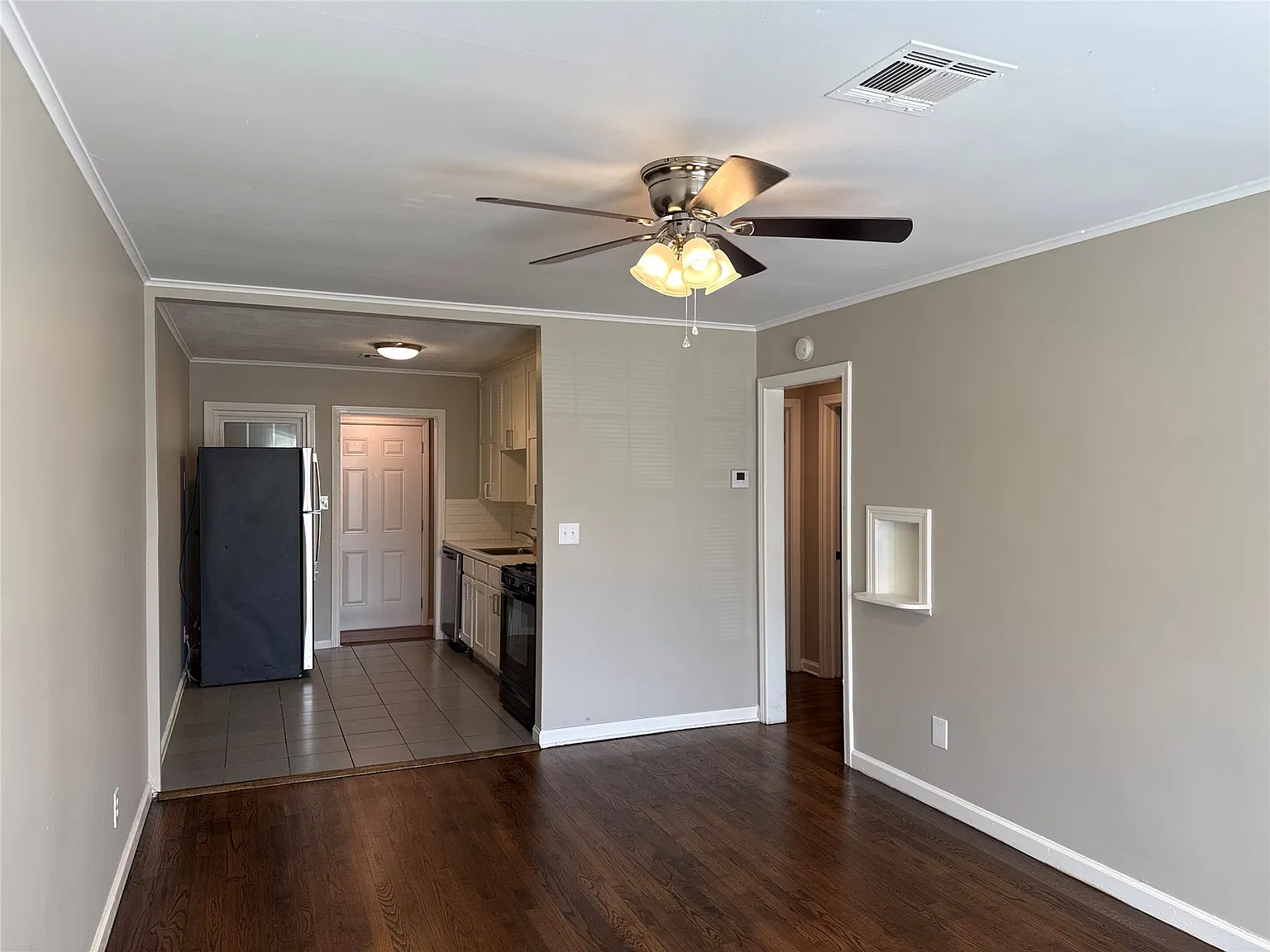 2 bed, 1.0 bath, 700 sqft, $1,200 — Photo 3