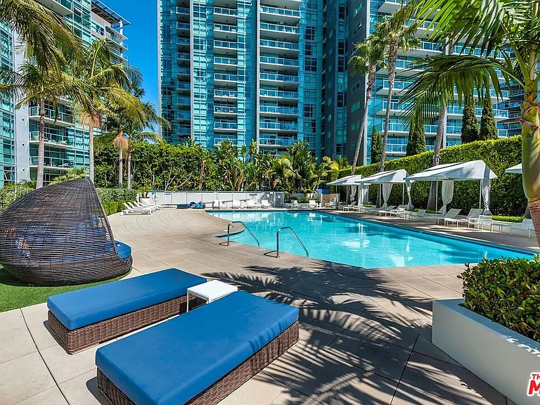 13700 Marina Pointe Dr #327 — Photo 40