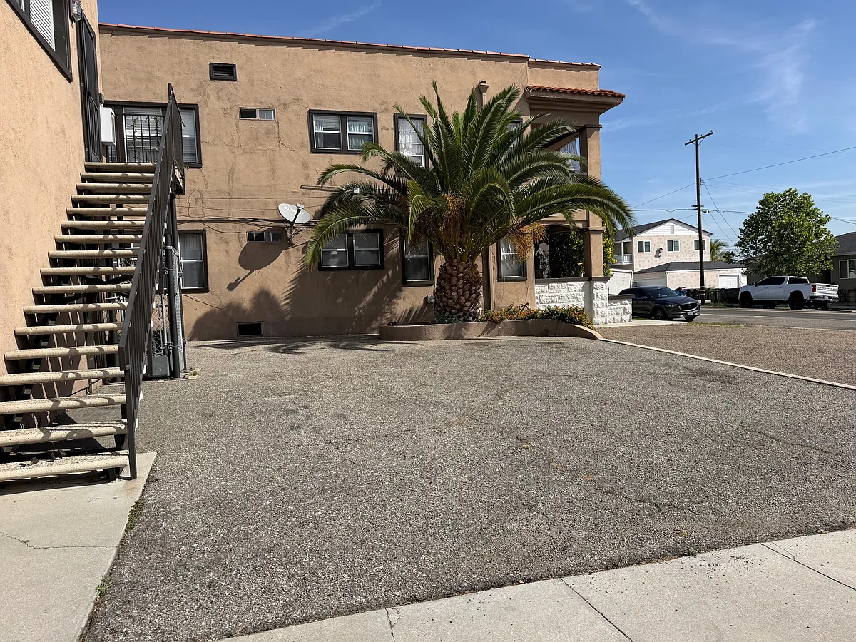Building Photo - 1137 S Cabrillo Ave