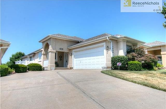 Spacious villa home with walk-out lower level