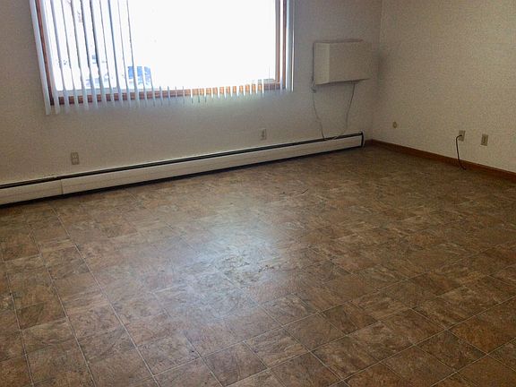 3rd image of 138 13th Ave W APT 6